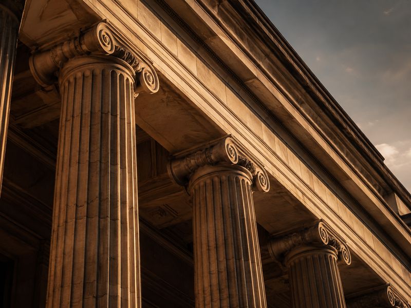 Columnas de un edificio de la justicia en Bogotá a la luz del atardecer