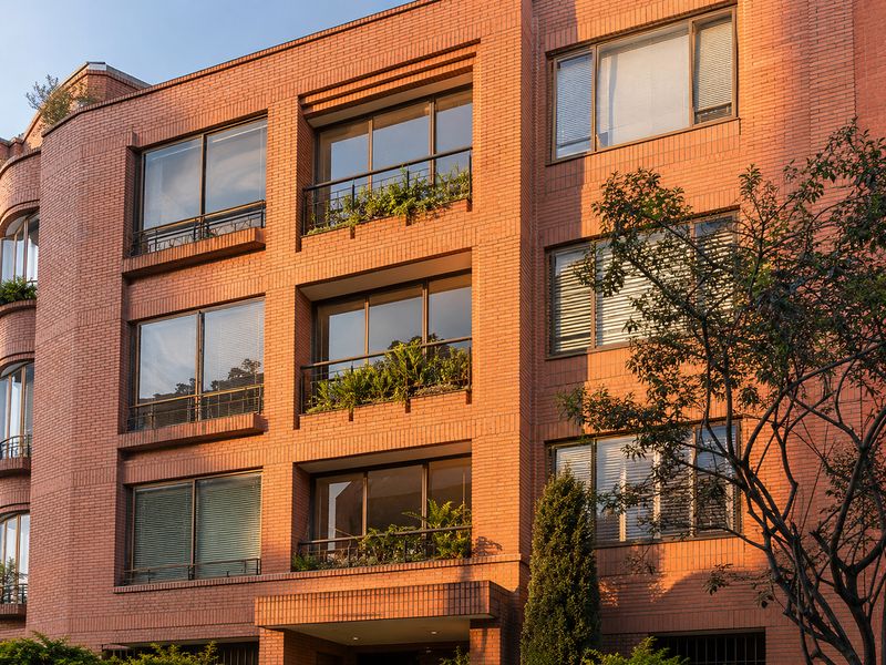 Fachada de ladrillo rojo de un edificio residencial en Chapinero, Bogotá