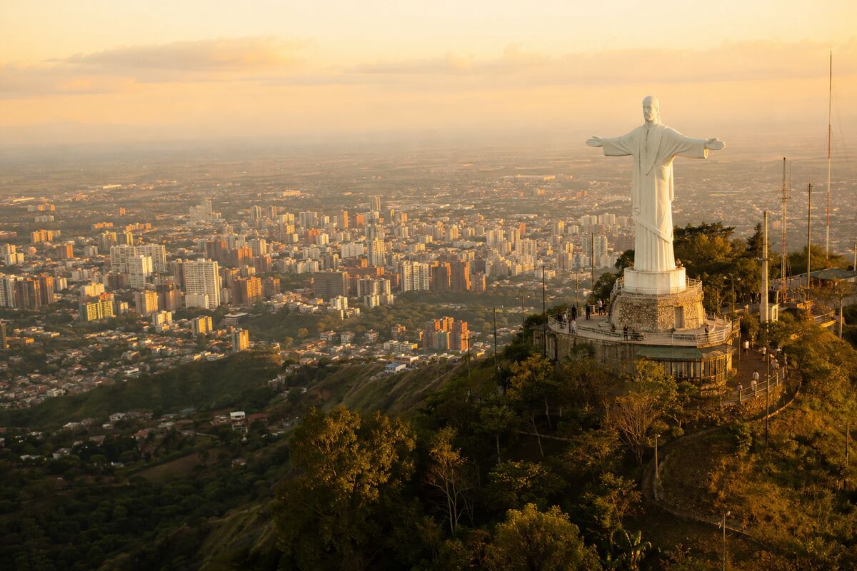 Cristo Rey sobre la ciudad de Cali